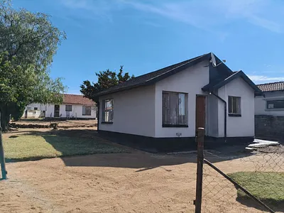 2 Bedroom House For Sale in Mogwase - r5it.webp