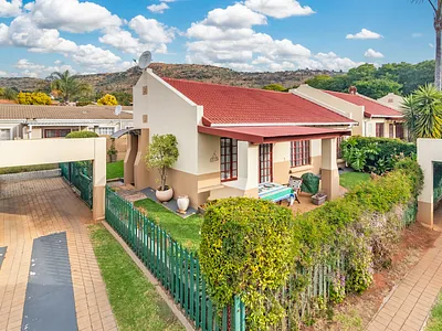 3 Bedroom Townhouse For Sale in Roodepoort - rbRX.webp