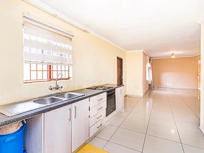 3 Bedroom House For Sale in Roodepoort - btHL.webp