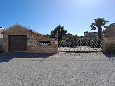 3 Bedroom Townhouse To Rent in Port Elizabeth - 9m8o.webp