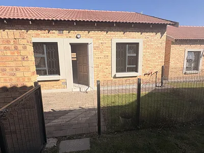 2 Bedroom Townhouse For Sale in Secunda - 8ZZ7.webp