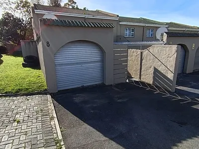 3 Bedroom Townhouse For Sale in East London - d8v6.webp