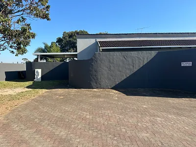 3 Bedroom Townhouse For Sale in Margate - 5Ruf.webp