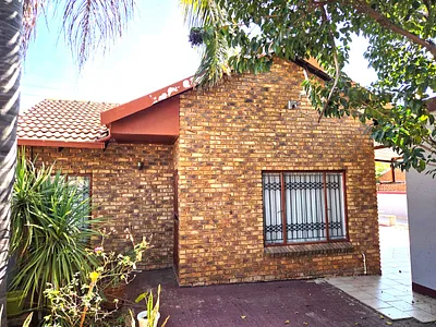 3 Bedroom Townhouse For Sale in Akasia - 1E5R.webp