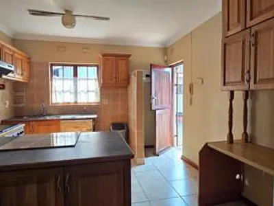 3 Bedroom Townhouse For Sale in Margate - DwFY.webp