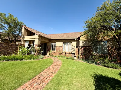 3 Bedroom Townhouse For Sale in Pretoria - B4DQ.webp