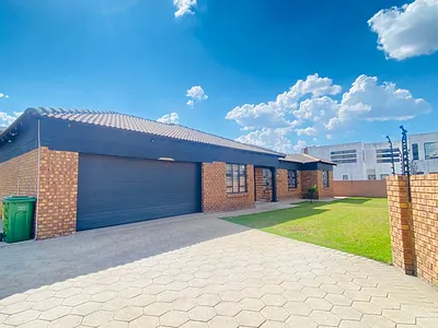 4 Bedroom House To Rent in Middelburg - img