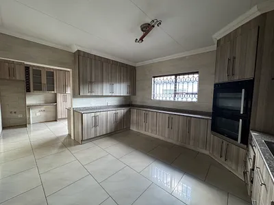 4 Bedroom House To Rent in Middelburg - img