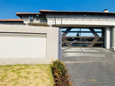 4 Bedroom House For Sale in Middelburg - yeq7.webp