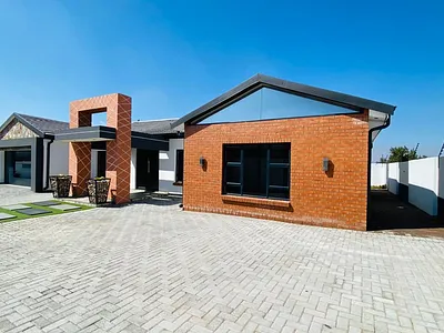 4 Bedroom House For Sale in Middelburg - img