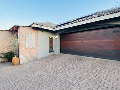 3 Bedroom House For Sale in Middelburg - img