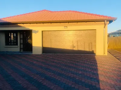 3 Bedroom Townhouse For Sale in Middelburg - img
