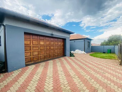 4 Bedroom House To Rent in Middelburg - img