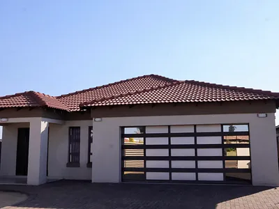 4 Bedroom House To Rent in Middelburg - img