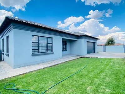 4 Bedroom House For Sale in Middelburg - img