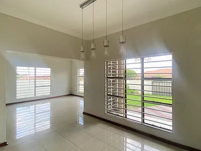 4 Bedroom House To Rent in Middelburg - img