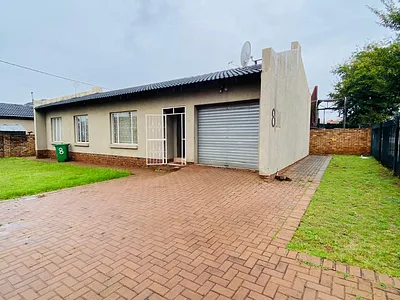 3 Bedroom House For Sale in Middelburg - 6mYP.webp