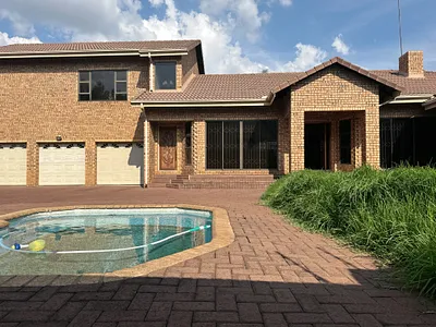 4 Bedroom Townhouse For Sale in Middelburg - sc4u.webp