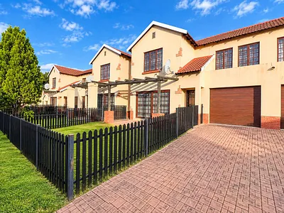3 Bedroom Townhouse For Sale in Pretoria - poGl.webp
