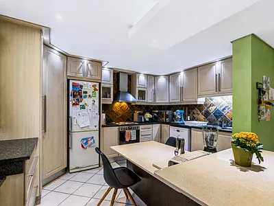 3 Bedroom Townhouse For Sale in Amanzimtoti - KDx6.webp