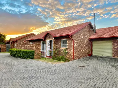 2 Bedroom Townhouse For Sale in Pretoria - UCQP.webp
