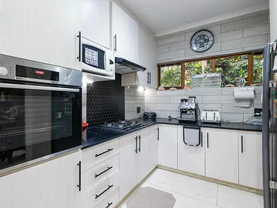 4 Bedroom House For Sale in Amanzimtoti - ShIP.webp