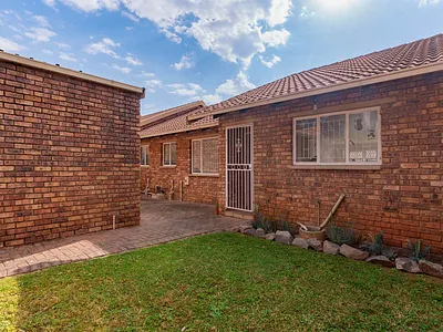 3 Bedroom Townhouse For Sale in Terenure, Kempton Park - yTce.webp