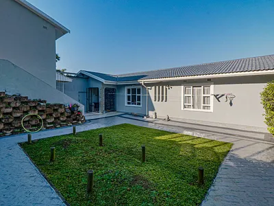 4 Bedroom House For Sale in Amanzimtoti - img