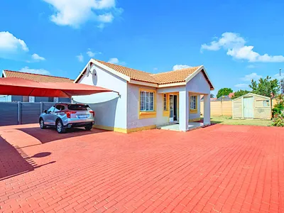 3 Bedroom House For Sale in Akasia - EMpb.webp