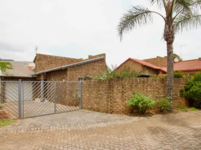 2 Bedroom House For Sale in Centurion - 5WBp.webp