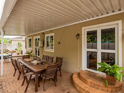 4 Bedroom House For Sale in Amanzimtoti - OL3V.webp