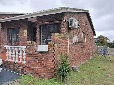 2 Bedroom Townhouse For Sale in Queensburgh - urRP.webp
