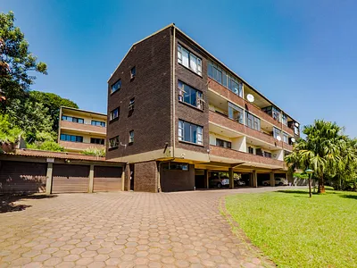 3 Bedroom Apartment For Sale in Amanzimtoti - lr6x.webp