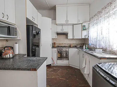 2 Bedroom Townhouse For Sale in Queensburgh - VeG5.webp