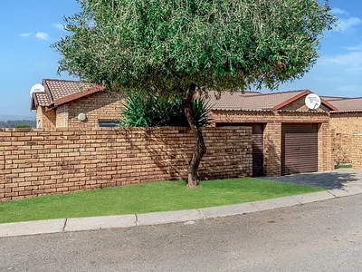 2 Bedroom Townhouse For Sale in Roodepoort - d40D.webp