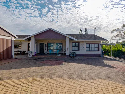 3 Bedroom House For Sale in Amanzimtoti - 2bWg.webp