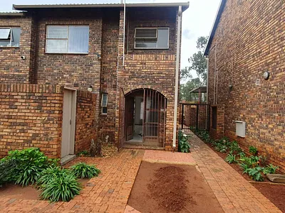 1.5 Bedroom Townhouse For Sale in Roodepoort - img