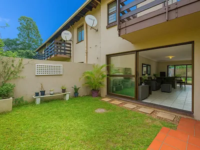 3 Bedroom Townhouse For Sale in Durban North - 9v8F.webp
