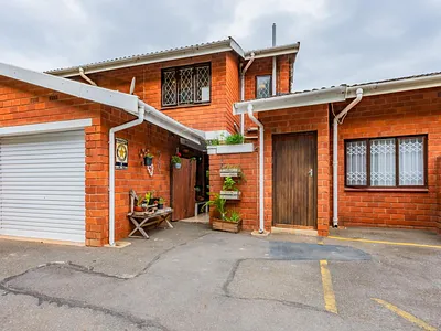 3 Bedroom Townhouse For Sale in Durban North - LC9c.webp