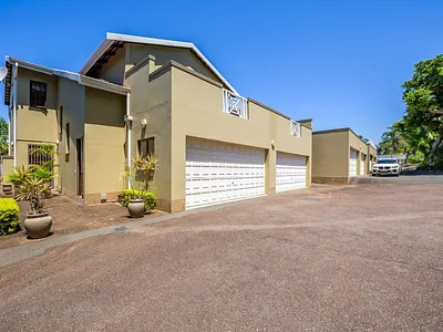 3 Bedroom Townhouse For Sale in Durban North - 9c0r.webp