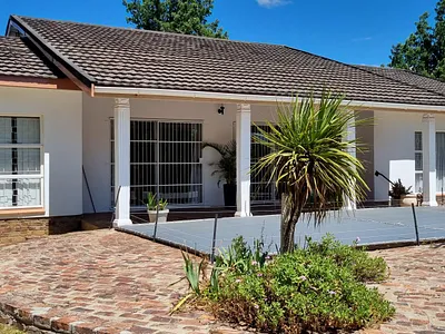 3 Bedroom House For Sale in Cradock - tQUC.webp