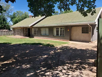 3 Bedroom House For Sale in Burgersdorp - VnkL.webp