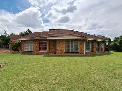 5 Bedroom House For Sale in Frankfort - IpiN.webp