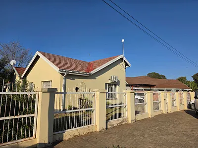 4 Bedroom House For Sale in Kimberley - oeVd.webp