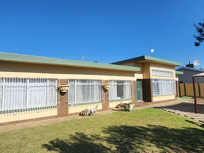 3 Bedroom House For Sale in Bloemfontein - YyP9.webp