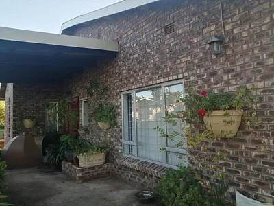 4 Bedroom House For Sale in Venterstad - 63Dy.webp