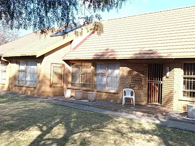 4 Bedroom House For Sale in Bloemfontein - P1Zs.webp