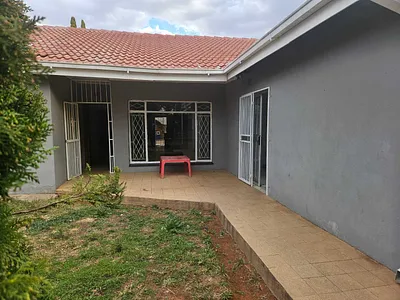 4 Bedroom House To Rent in Kimberley - img