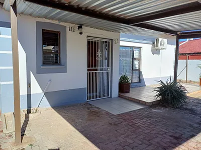 3 Bedroom House For Sale in Kimberley - k4H7.webp