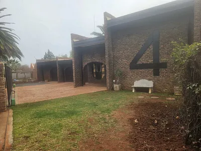 5 Bedroom House For Sale in Kimberley - 8IRK.webp